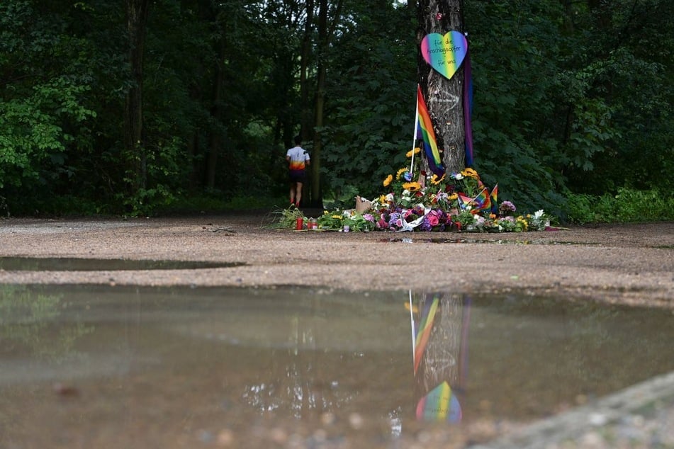 Blumen, Kerzen und persönliche Botschaften liegen nahe der Stelle in Tiergarten, wo ein Attentäter in eine Menschenmenge gefahren ist.