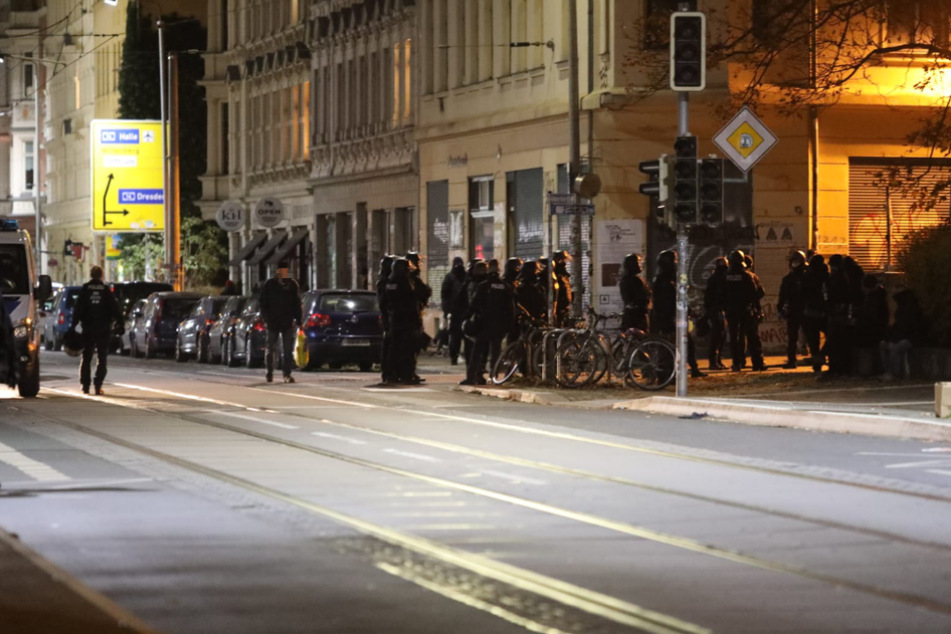 Behelmte Polizisten im Leipziger Stadtteil Connewitz nach einem Angriff auf die Polizeiaußenstelle Wiedebach-Passage.