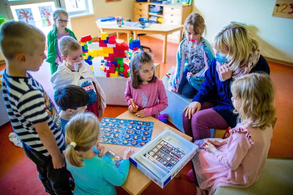 Ein Erzieher in Sachsen ist derzeit für zwölf Kinder im Kita-Alter zuständig.