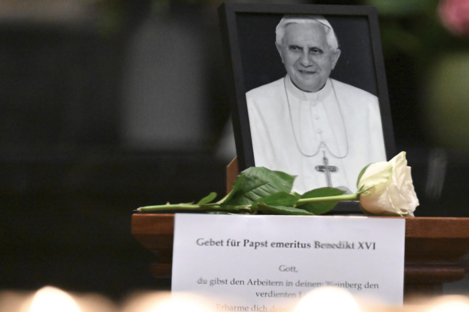 Bei Totenmesse: Kardinal Woelki dankt Papst Benedikt für dessen Einfluss auf katholische Kirche