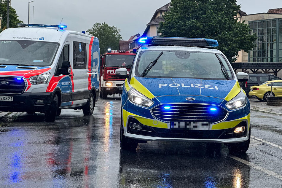Feuerwehr, Polizei und Notarzt waren im Einsatz, nachdem in Northeim ein Citroen von einem Baum zerquetscht wurde.