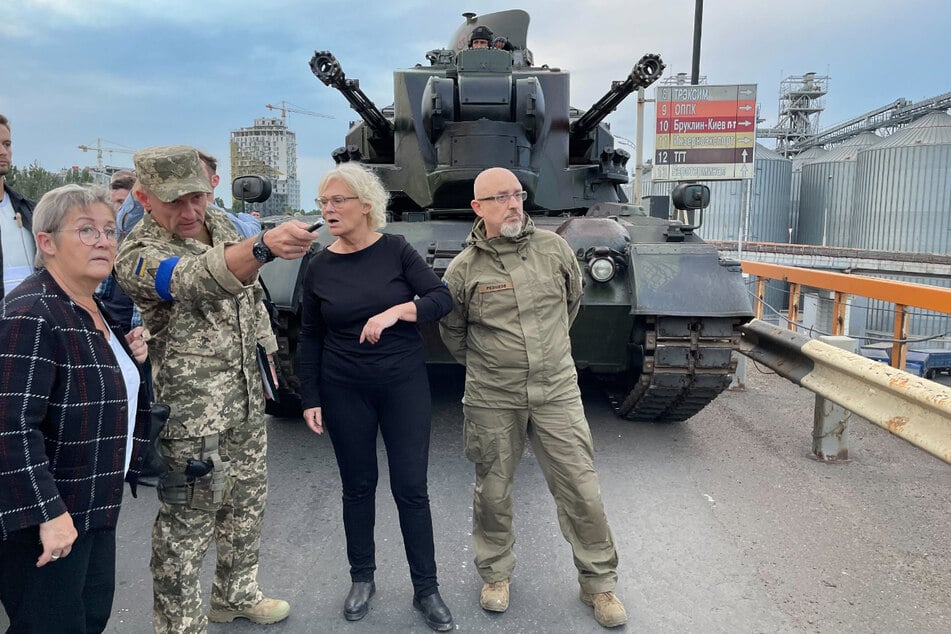 Verteidigungsministerin Christine Lambrecht besichtigt mit ihrem ukrainischen Amtskollegen Olexij Resnikow (r.) im Getreidehafen von Odessa einen ursprünglich aus Deutschland stammenden Flugabwehrpanzer vom Typ Gepard.