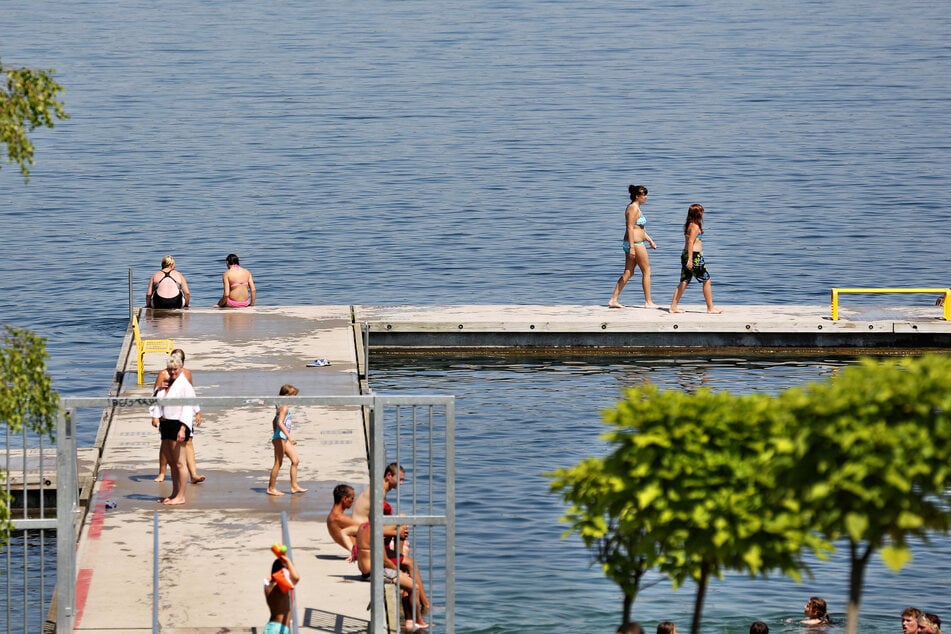 Das schwimmende Strandbad Markranstädt am Kulkwitzer See ist bei Badegästen sehr beliebt.