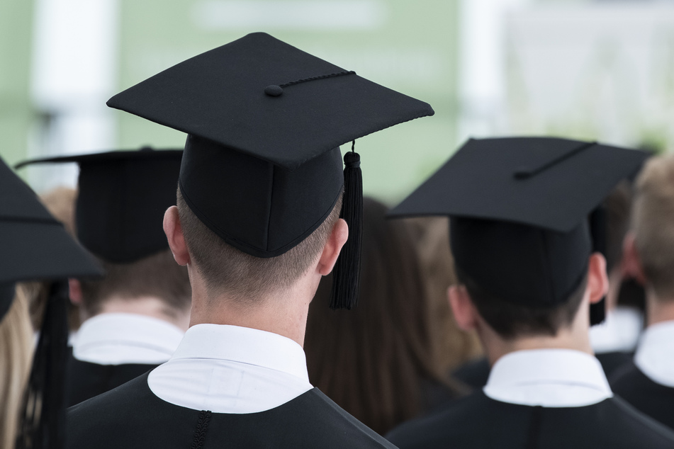Die Grünen im Bundestag, der Deutsche Gewerkschaftsbund und die Gewerkschaft Erziehung und Wissenschaft (GEW) fordern eine verbesserte finanzielle Unterstützung der Studenten.