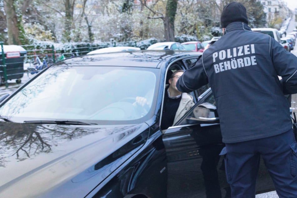 Erwischt! Dieser Vater ließ seine Tochter (6) aus dem Auto direkt auf die Straße laufen, damit sie pünktlich zum Unterricht erscheint. Verkehrskonform ist das nicht.