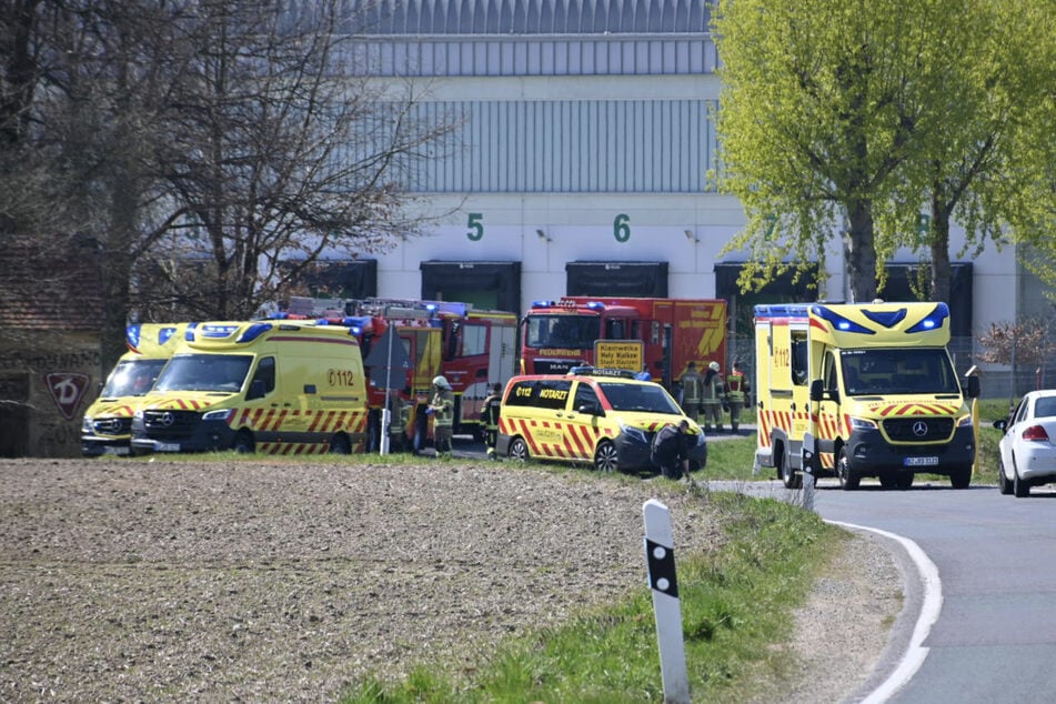 Vor Ort sind zahlreiche Einsatzkräfte zu sehen.
