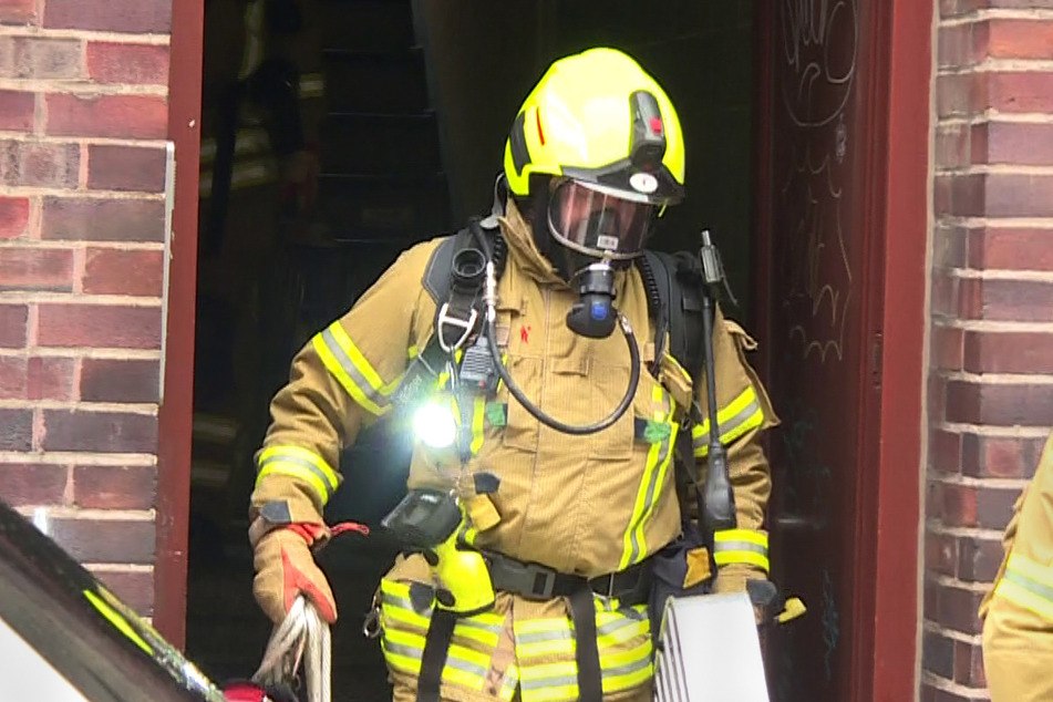 Ein Feuerwehrmann kommt bei der Bekämpfung des Brandes aus dem Wohnhaus. Insgesamt waren rund 60 Kräfte im Einsatz.