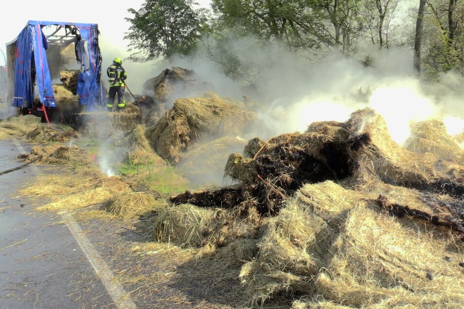 Tonnenweise Stroh gerät auf Lastwagen in Brand: Ersthelfer verhindert Schlimmeres