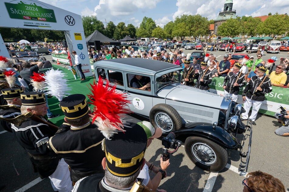 Bergleute in Habit verabschiedeten die 160 Teilnehmer der 21. Sachsen Classic in Zwickau.