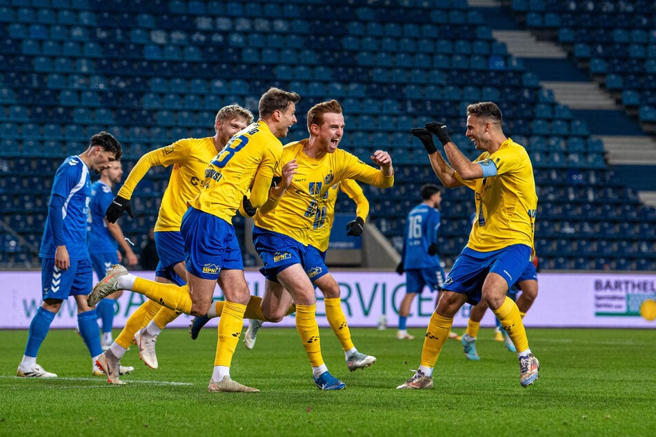 Was für eine Geschichte! Lukas Wilton, der zuvor noch nie ein Tor für Lok Leipzig geschossen hat, traf an den letzten zwei Spieltagen je ein Mal.