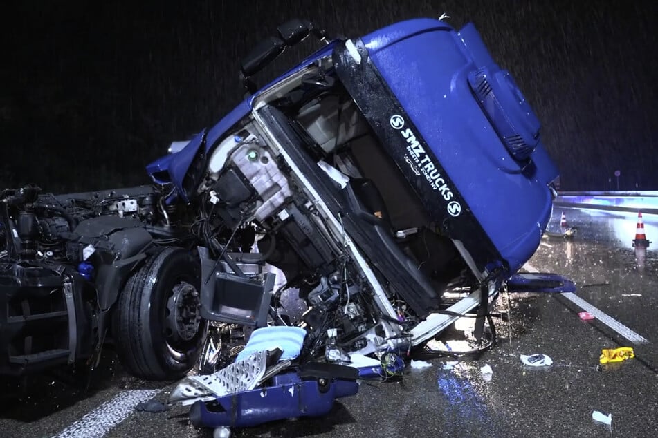 Unfall A8: Lkw-Unfall auf der A8: Zugmaschine kippt zur Seite