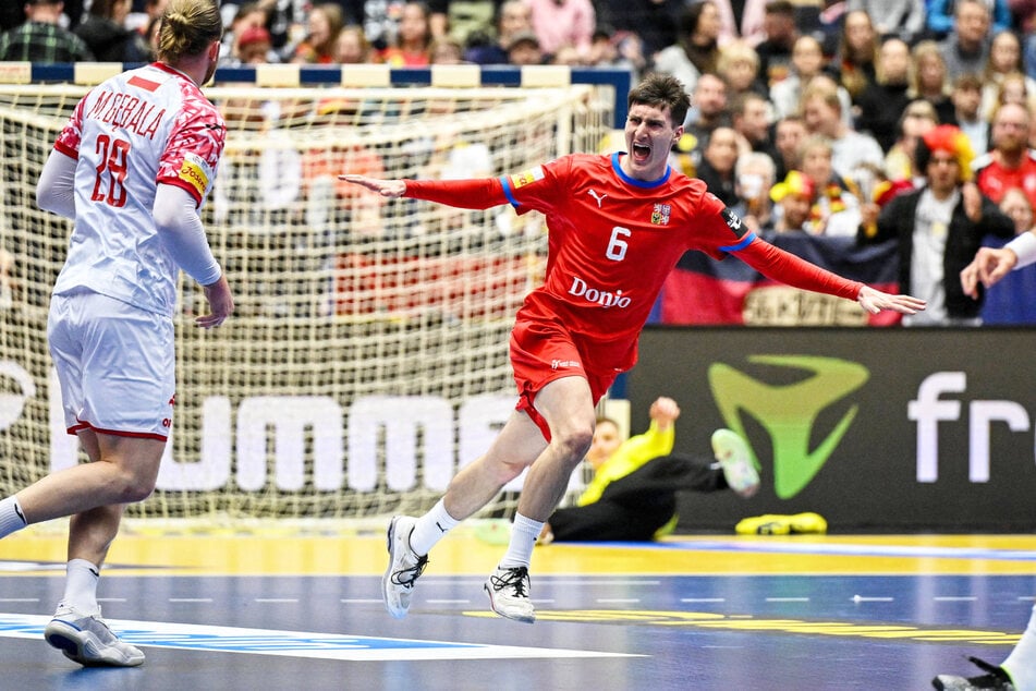 So soll Dominik Skopar (19, r.) ab Sommer für den HC Elbflorenz jubeln. Ab Donnerstag ist er erst einmal für Tschechien im EM-Einsatz.