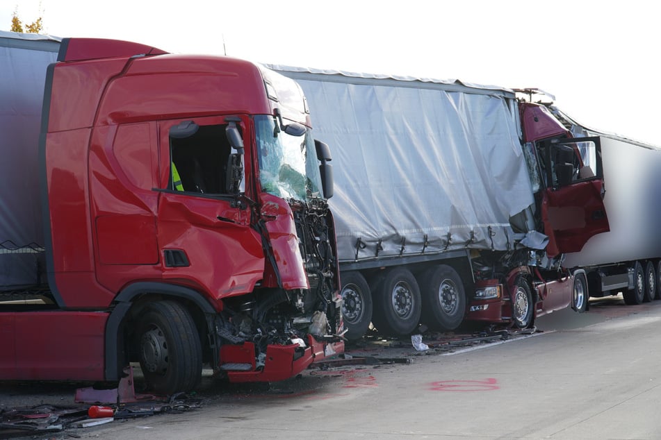 Unfall A4: Vollsperrung auf A4: Lastwagen fährt ungebremst auf Stauende auf, drei Menschen schwer verletzt