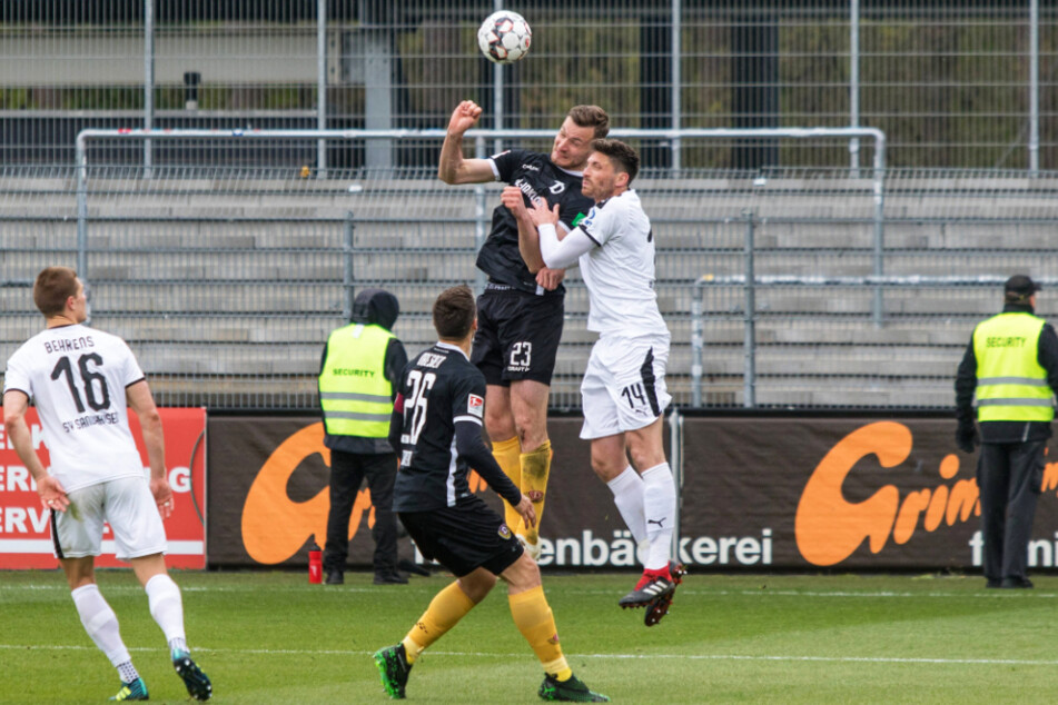 Szene von der 1:3-Pleite beim bis dato letzten Dresdner Auftritt im Stadion am Hardtwald am 13. April 2019: Florian Ballas (Nr. 23) köpft vor Tim Kister. Dieses Duell könnte es auch heute wieder geben.