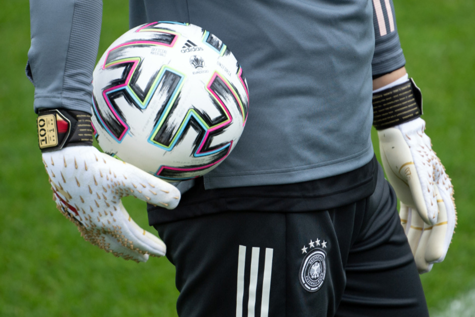 Die Torwarthandschuhe mit der 100 trägt Manuel Neuer bereits.