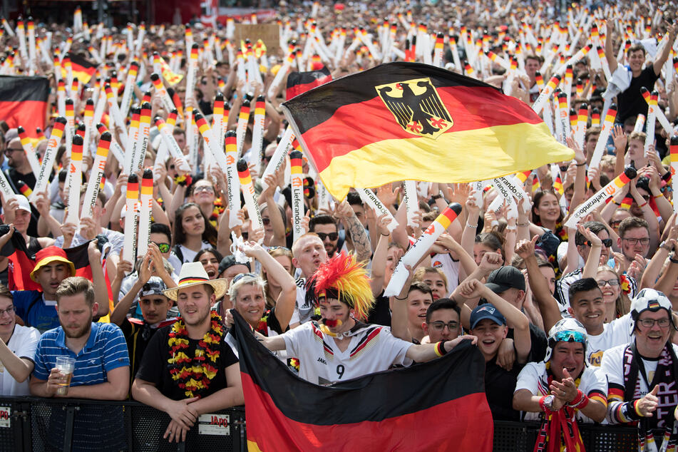 Wie eine Umfrage der Deutschen Presse-Agentur ergab, verzichten zahlreiche Städte auf große Veranstaltungen zu den WM-Spielen und auch viele Kneipen wollen die Spiele nicht zeigen.
