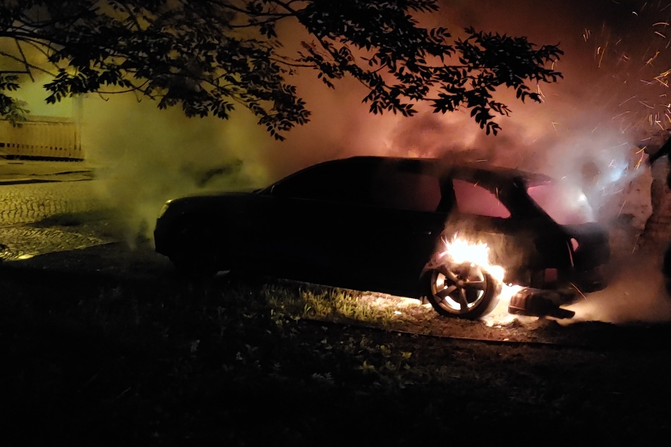 Auto komplett ausgebrannt: Polizei sucht nach dreisten Brandstiftern