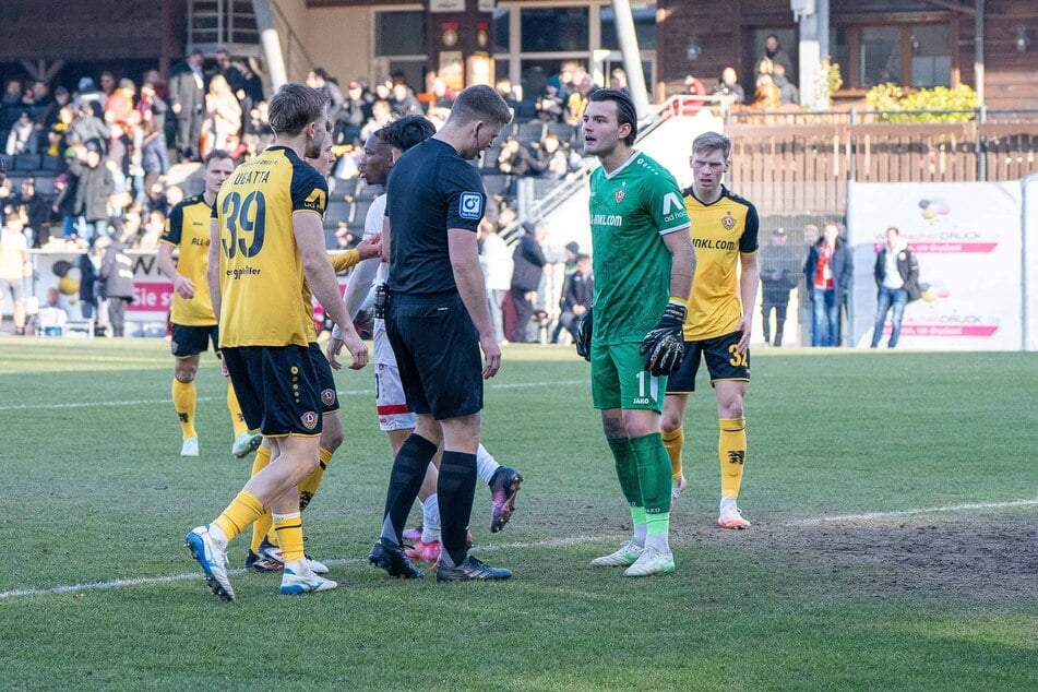 Aller Protest von David Kubatta (l.) und Tim Schreiber (r.) half nichts: Schiedsrichter Yannick Rupert entschied auf indirekten Freistoß.