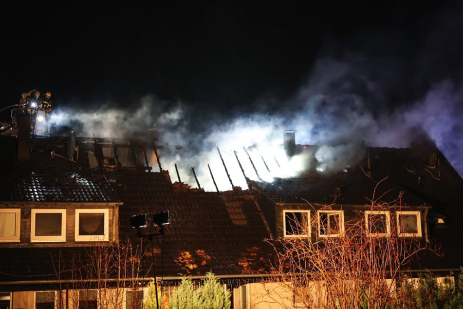 Der Dachstuhl des Mehrfamilienhauses brannte beinahe vollständig aus.