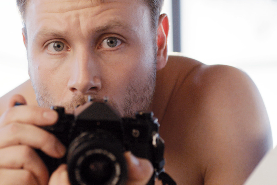 Markus (Max Riemelt) macht unter anderem im Schwimmbad Fotos von kleinen Jungs...