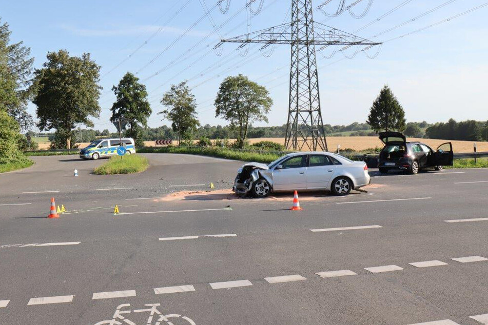 Bei einem Unfall an einer Kreuzung in Mettmann wurde eine Frau schwer verletzt.