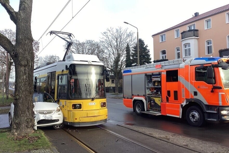 Die Strecke musste von BVG und Feuerwehr wieder freigeräumt werden.