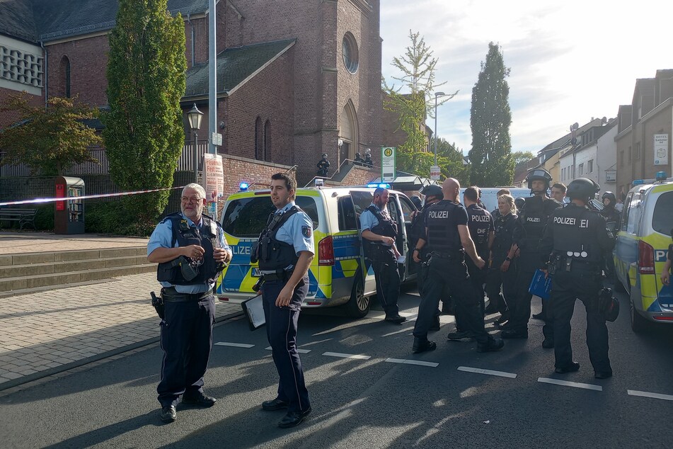Die Polizei ist mit zahlreichen Kräften in Alfter-Witterschlick bei Bonn im Einsatz.