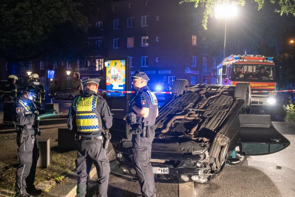 Unfall in Hamburg: Mercedes überschlägt sich, drei Personen verletzt