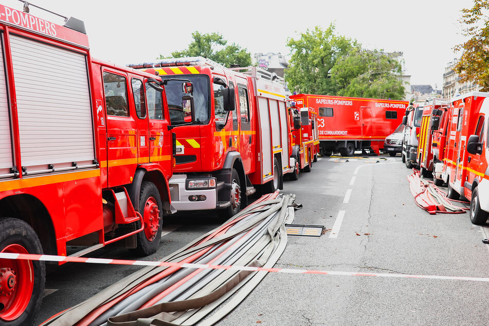 Die Feuerwehr war noch nicht zur Stelle, als der Mann in der fünften Etage an der Fassade hing. (Symbolbild)