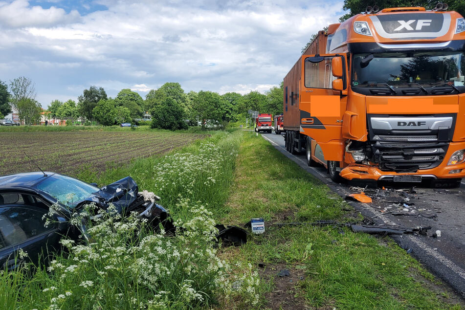 Auto stößt frontal mit Lastwagen zusammen: 62-Jähriger stirbt