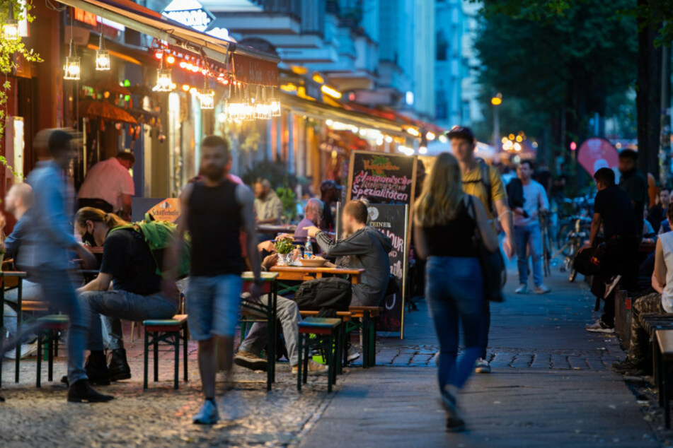 Menschen sitzen in Restaurants und Bars in Friedrichshain.