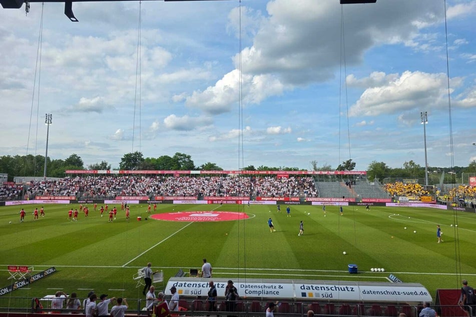 Die Mannschaften sind auf dem Platz und bereiten sich auf den Anpfiff vor.