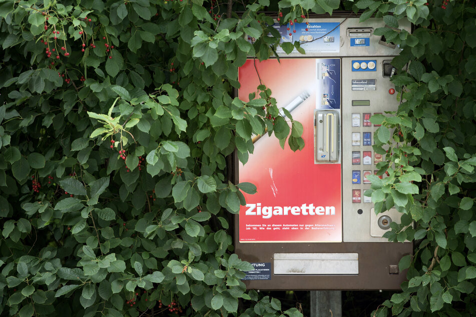 Im Münchner Landkreis haben sich Täter an Zigarettenautomaten zu schaffen gemacht und sind mit Ware und Bargeld geflohen. (Symbolbild)