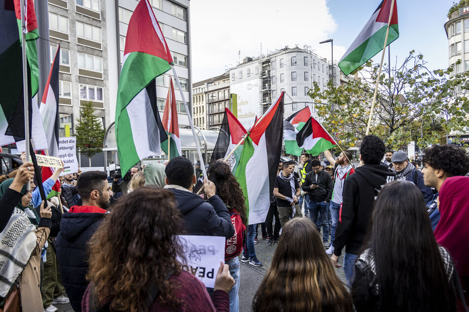 Zu der Pro-Palästina-Demonstration in Düsseldorf erschienen rund 700 Menschen.