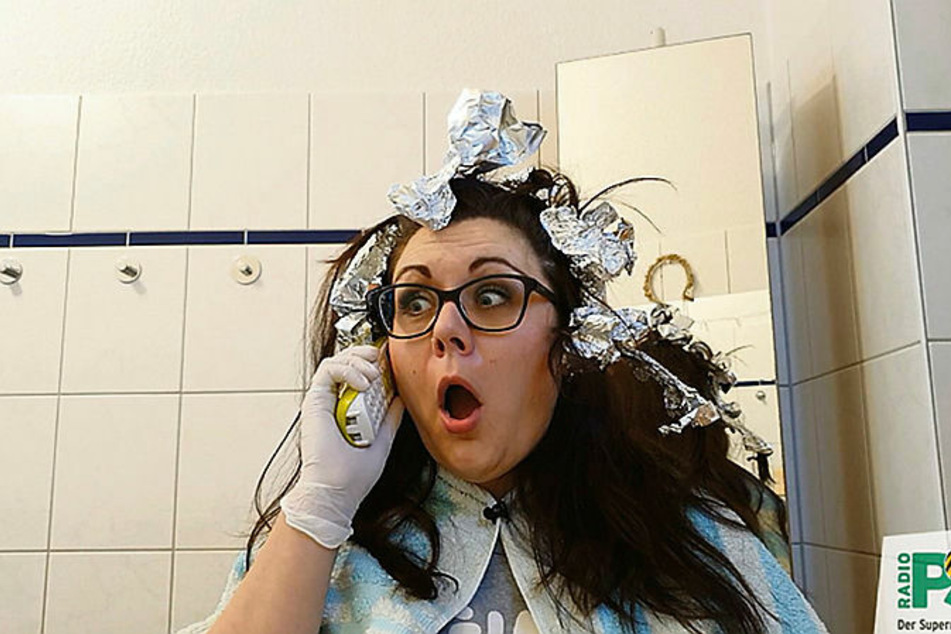 Mit Alufolie: Claudia Switala versucht im Video, sich die Haare selbst zu färben.