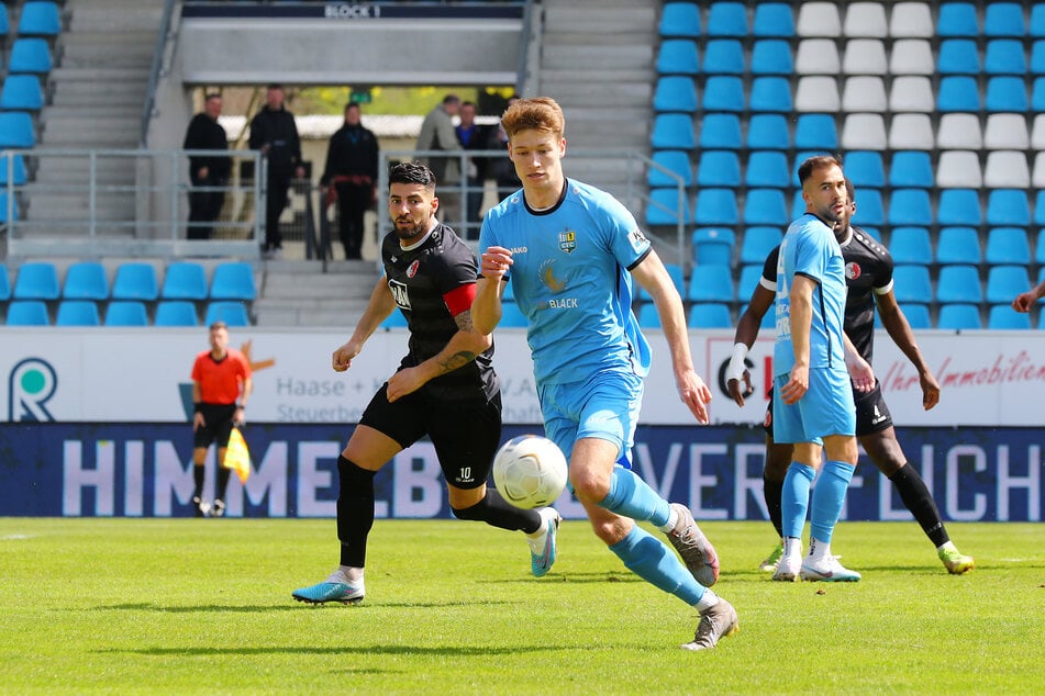 Bleibt der Kapitän an Bord? Jürgen Gjasula (37, rote Armbinde) wäre als Führungsspieler für die neue Truppe wichtig.