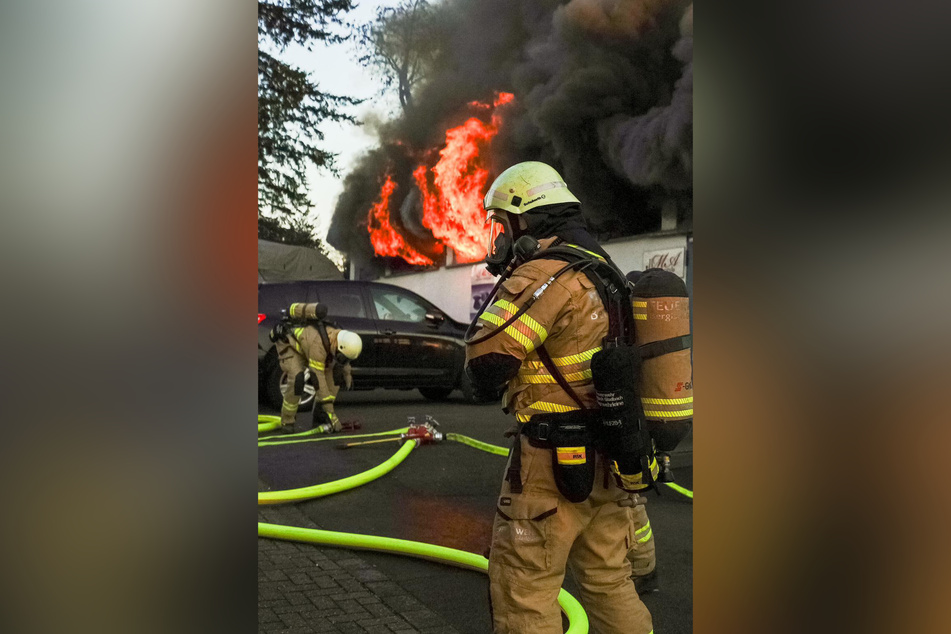 Rund 65 Einsatzkräfte waren bei dem Hallenbrand vor Ort.