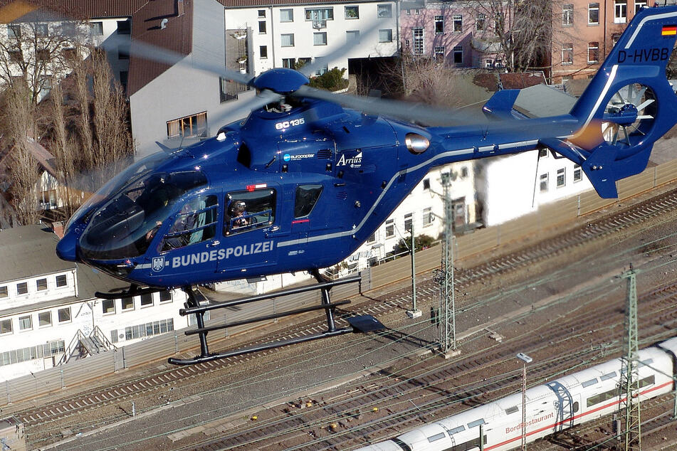 Die Bundespolizei suchte die Bahnstrecke auch mithilfe eines Hubschraubers ab.