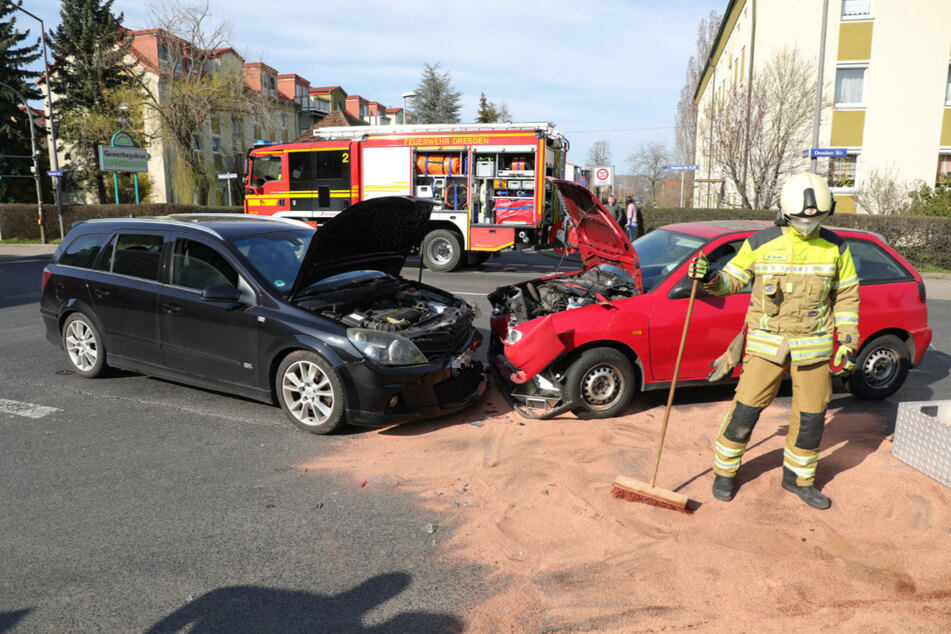 Ein Feuerwehrmann befreit den Asphalt von ausgelaufenen Betriebsmitteln.
