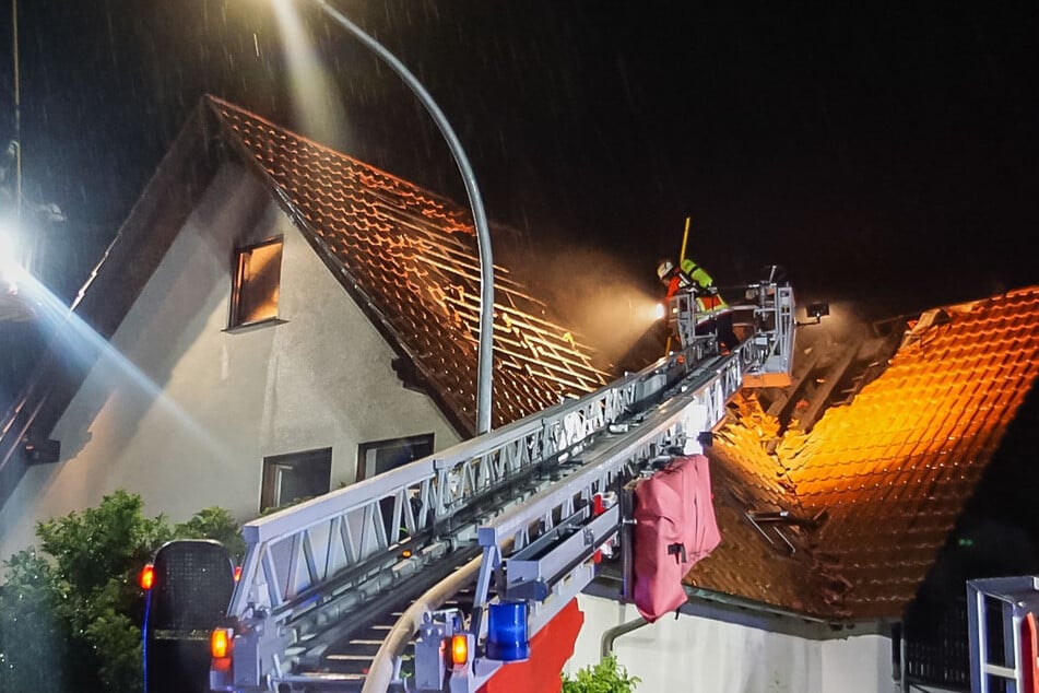 Stuttgart: Wenn der Blitz voll einschlägt: Mehrere Dachstuhlbrände sorgen für sirenenreiche Nacht im Ländle