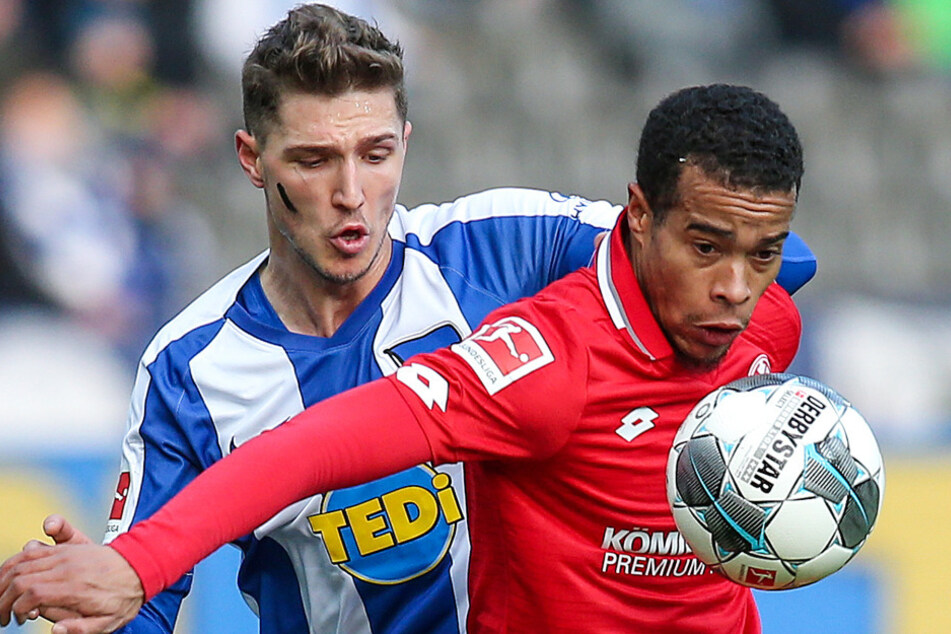 Hertha-Profi Niklas Stark (l) muss erneut in Quarantäne.