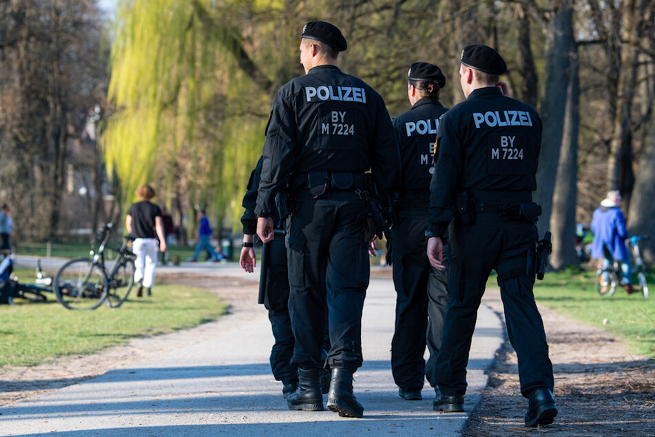 Polizisten patrouillieren durch den Englischen Garten und kontrollieren die Ausgangsbeschränkungen.