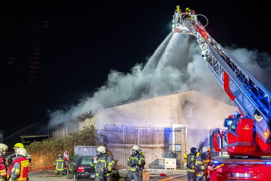 Großeinsatz mitten in der Nacht: Flammen in ehemaliger Schweinemastanlage