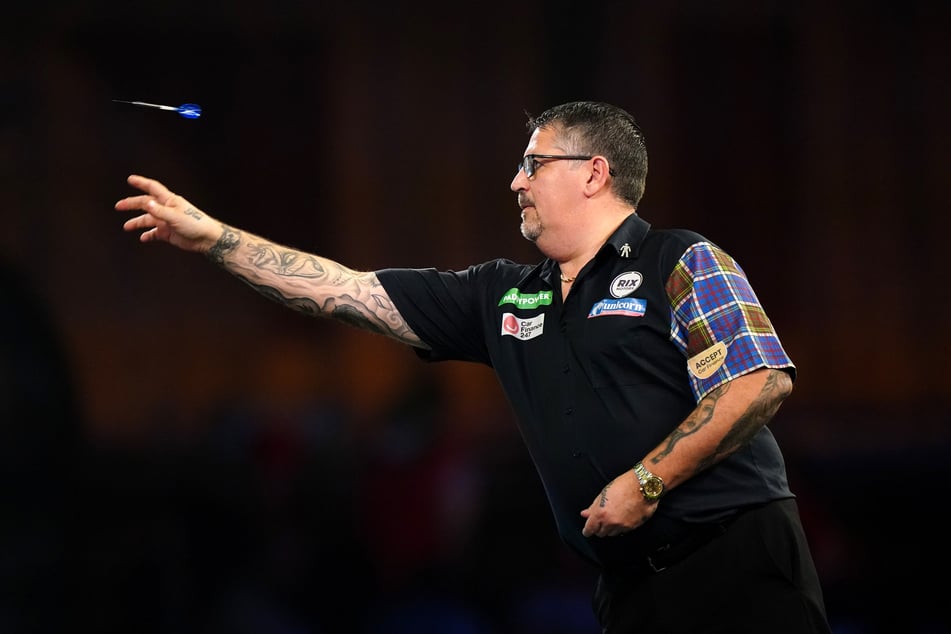 Gary Anderson im Dezember 2023 auf der Bühne des berühmten "Ally Pally". Der Schotte will, dass die WM in Londoner Darts-Mekka bleibt.