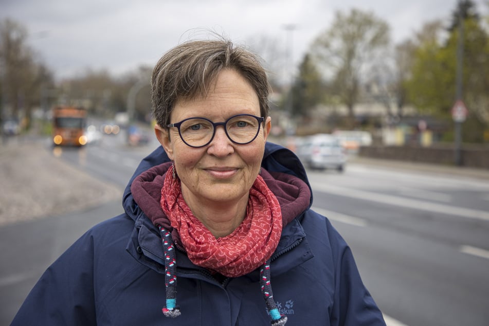 Stadträtin Ulrike Caspary (55, Grüne) setzt sich für die Begrünung des Platzes ein.