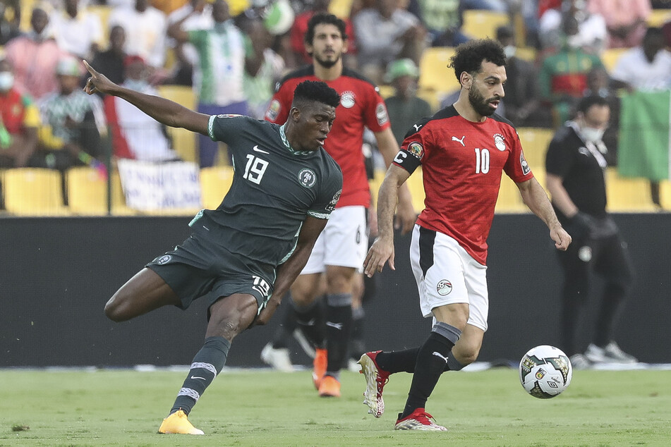 Taiwo Awoniyi (24, l.) vom 1. FC Union Berlin durfte sich beim Afrika-Cup unter anderem mit dem Ägypter Mohamed Salah (29,r.) vom FC Liverpool messen.