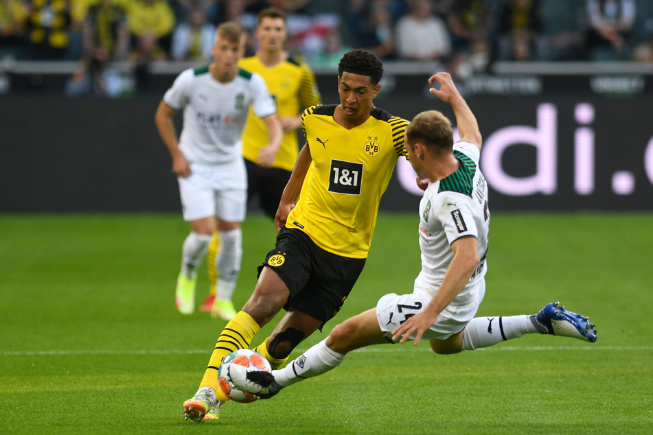 Mit einem beherzten Einsteigen und jeder Menge Erfahrung setzte Gladbachs "Fußballgott" Tony Jantschke (31, r.) zur Grätsche gegen BVB-Juwel Jude Bellingham (18) an. Erstmals in dieser Saison blieb die Borussia ohne Gegentor.