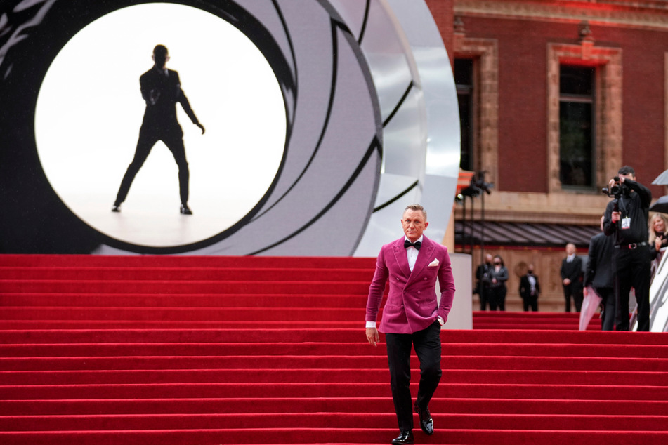 Auf dem roten Teppich kommt James-Bond-Darsteller Daniel Craig (53) im roten Jackett zur Weltpremiere in der Royal Albert Hall.