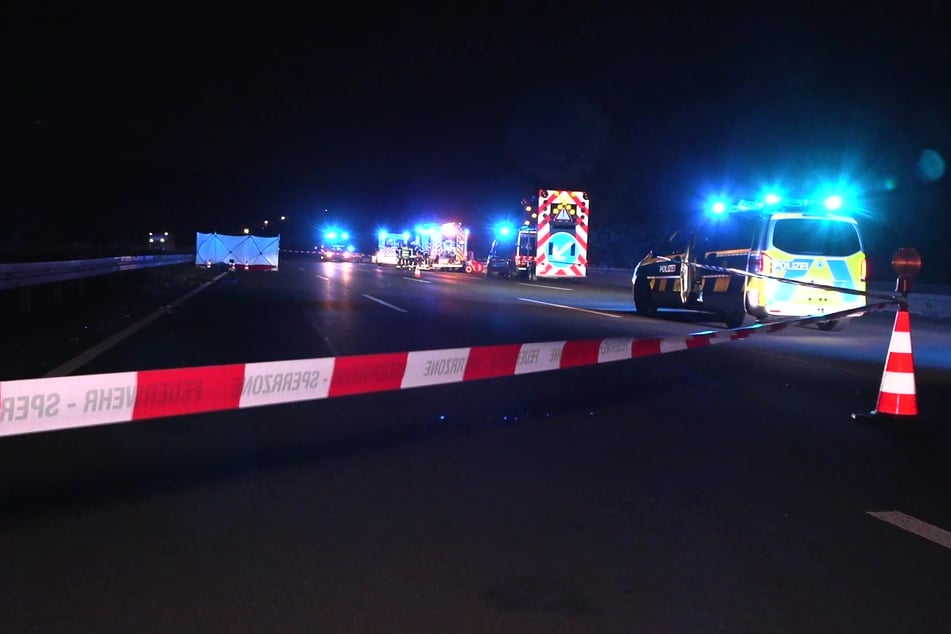 Schwer verletzt blieb der Fußgänger (38) nach der Kollision mit dem Renault auf dem linken Fahrstreifen an der Mittelschutzplanke liegen. (Symbolbild)