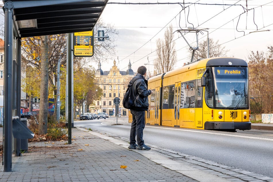 Lieferengpässe bei Stahl und Glas führen laut Rathaus dazu, dass nicht alle DVB-Haltestellen mit regendichten Seitenwänden ausgestattet sind.